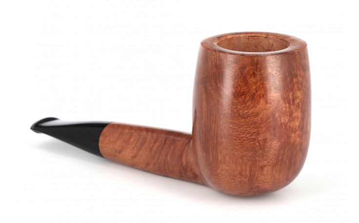 Pipe courte avec un foyer de taille moyenne