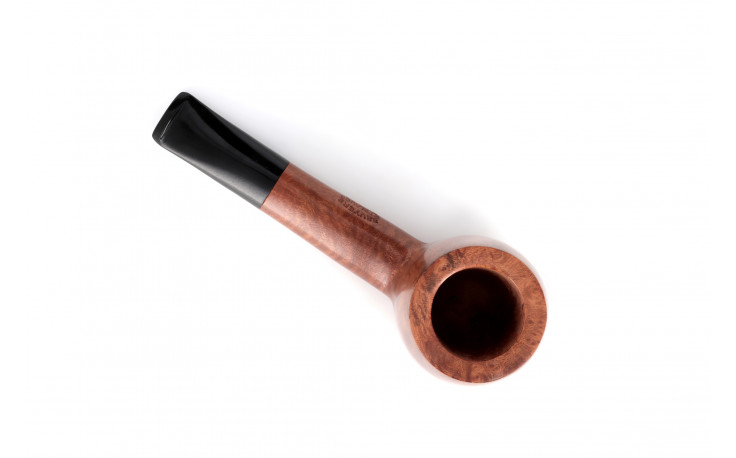 Pipe courte avec un foyer de taille moyenne