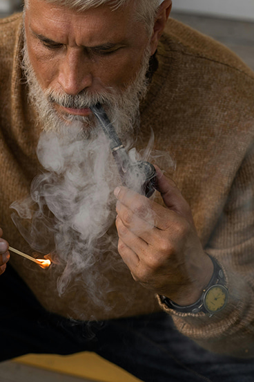 Allumer une pipe bien bourrée de tabac