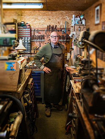 Le maître pipier Pierre Voisin dans son atelier de fabrication