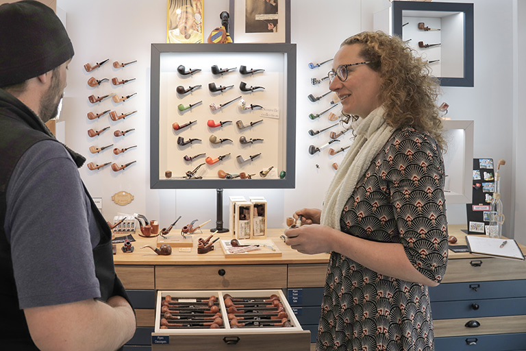 Choisir une pipe dans une boutique spécialisée