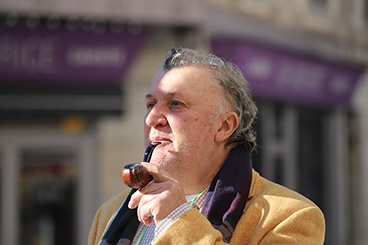 Luigi Viprati qui fume la pipe