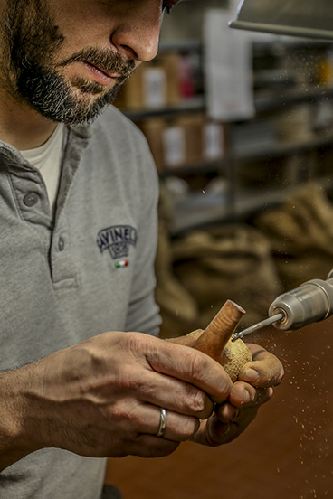 Travail artisanal pour le rusticage d'une pipe Savinelli