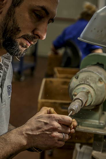 Guillochage d'une pipe en bois par un artisan