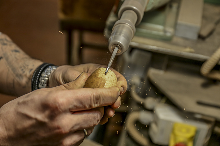 Rusticage d'une pipe par un artisan dans l'atelier Savinelli